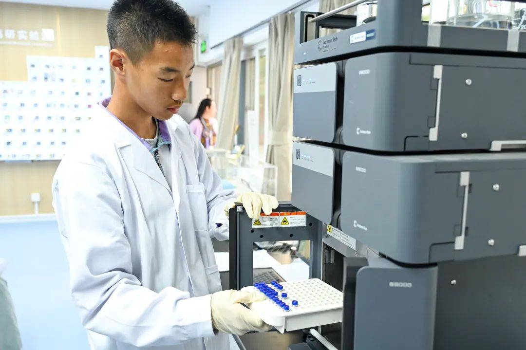 机器狗、无人机，人工智能如何保护绿水青山？