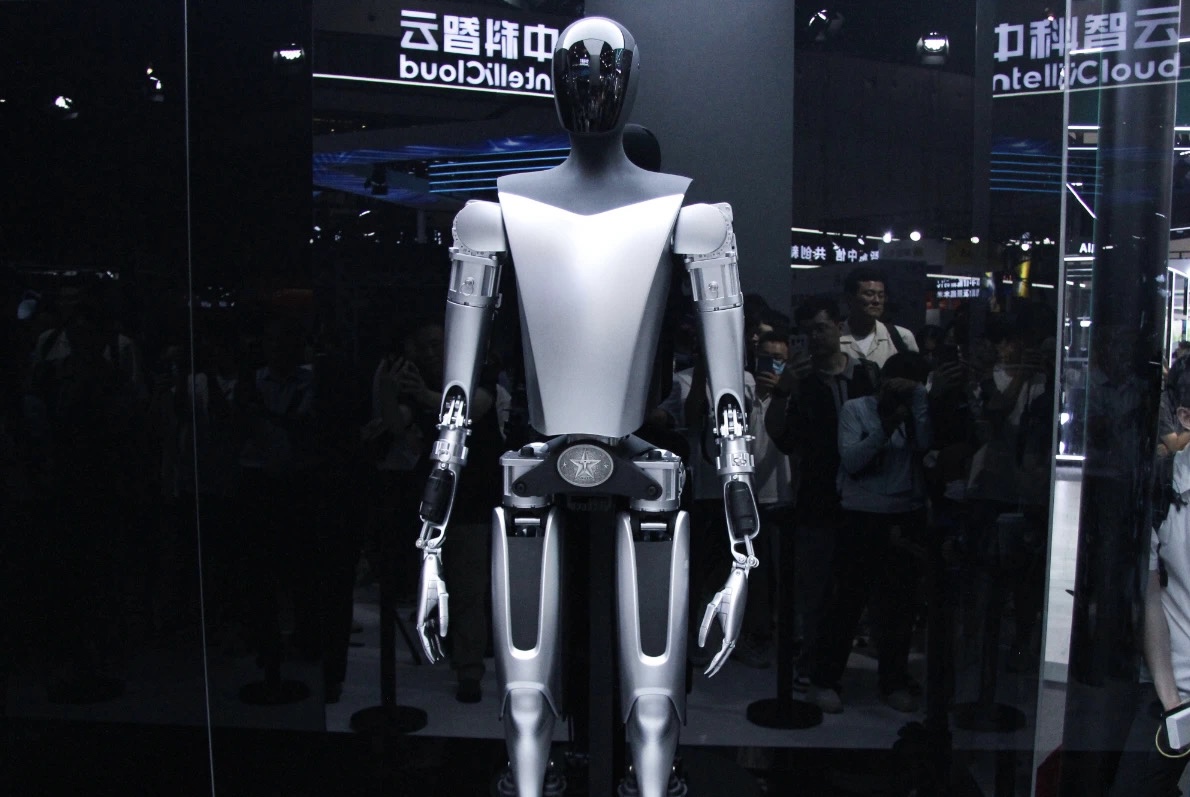 丝滑！人形机器人成功挑战登百级台阶、雪地里奔跑