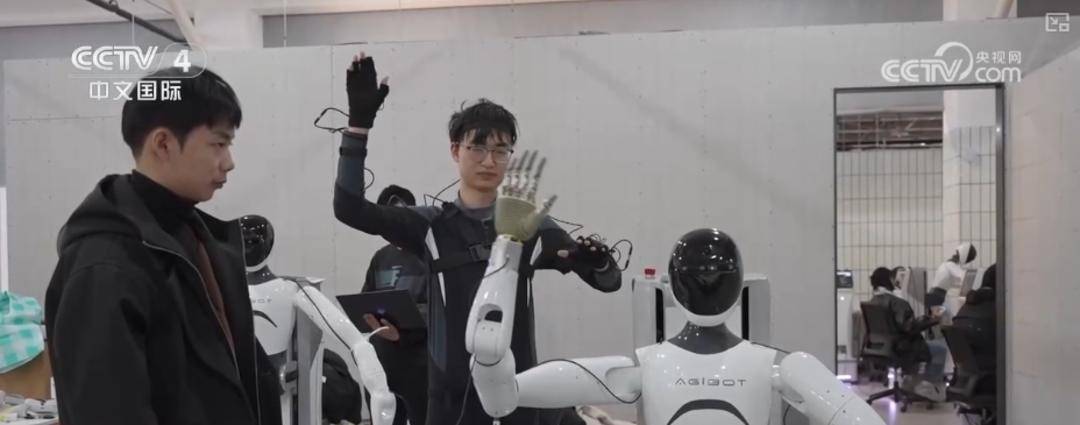 AI、机器人、语音助手：中国银发族的养老“新朋友”