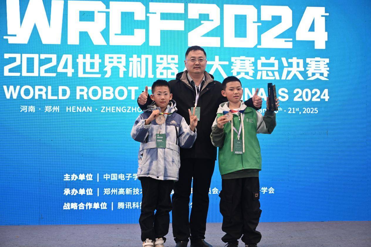 全球连线｜全球43支队伍同台竞技 国际顶级青少年机器人赛事重返中国