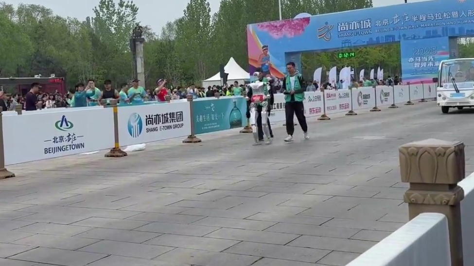 跑完“半马”还有运动会，机器人为啥都爱搞体育？