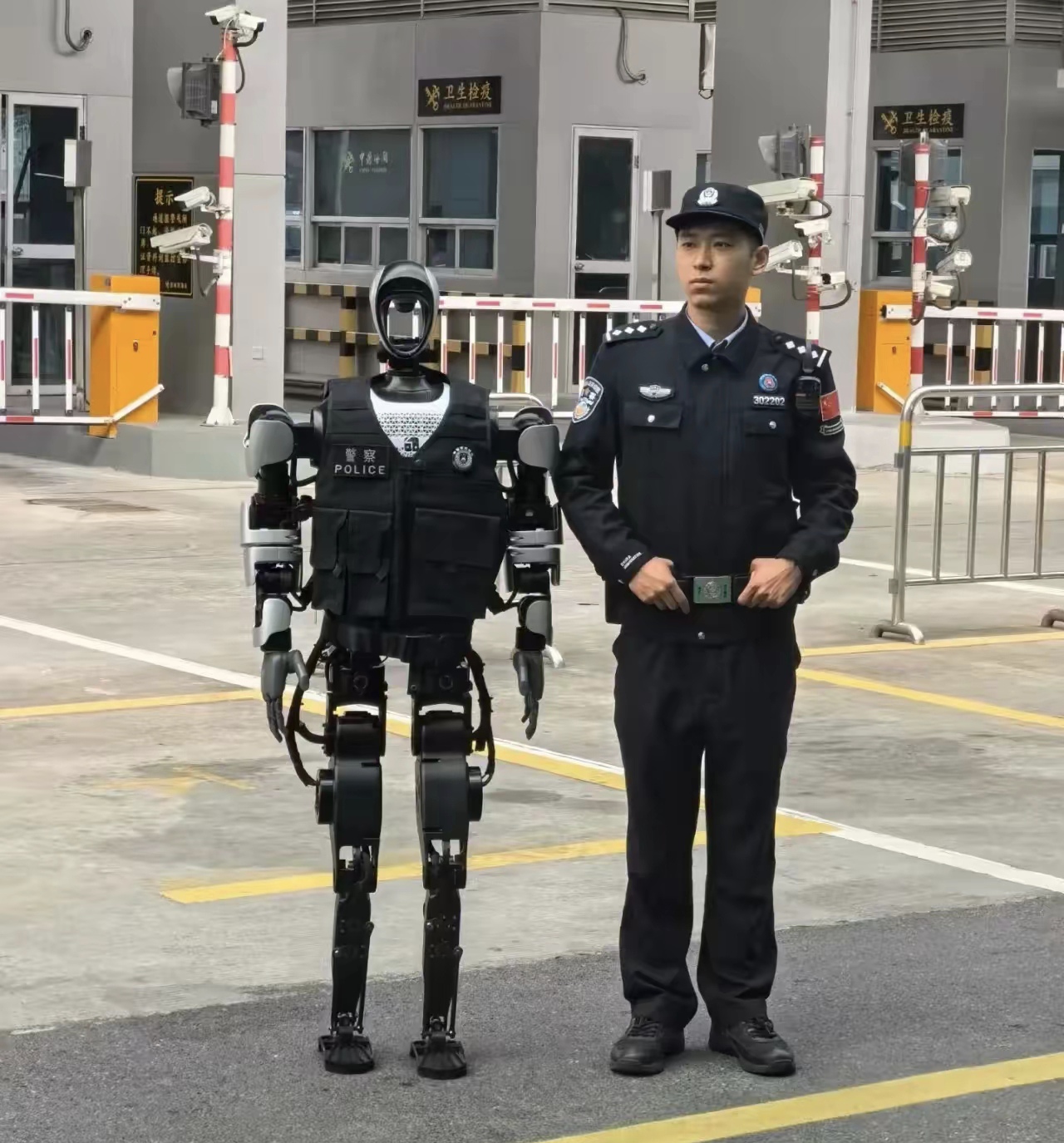 机器人“警察”在成都街头上岗