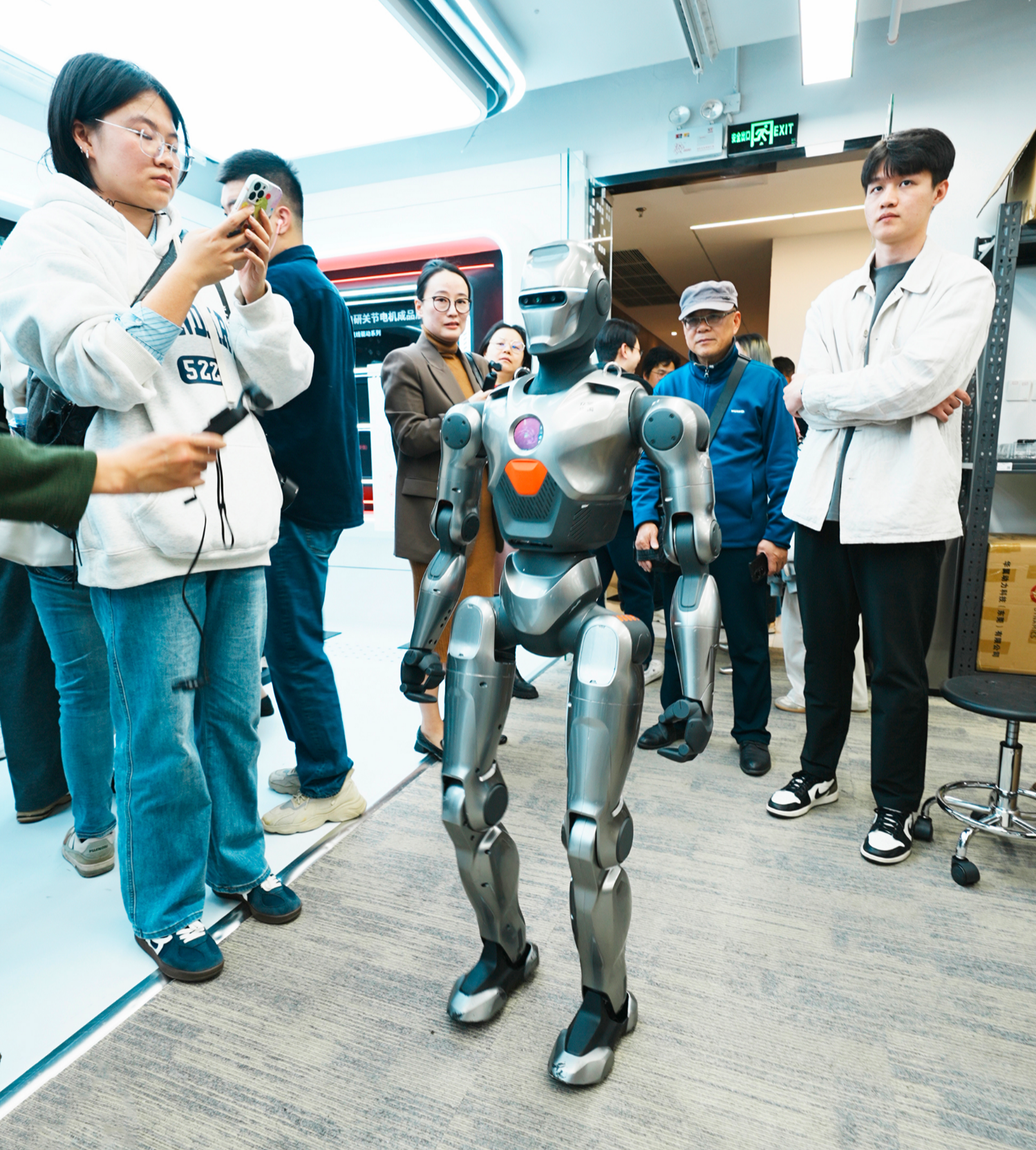 从一台机器人看制造业向新而行